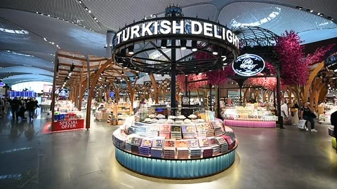 Usual busy day inside the new Istanbul passenger airport Vídeo Stock 249665137