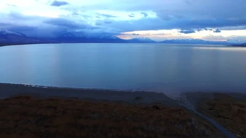 Utah Lake Dive with Mountains, Clouds and Seagulls Vídeos de archivo 70866856