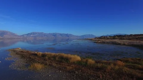 Utah Lake Low Flyover With Wasatch Mountains 1 Vídeos de archivo 70866805