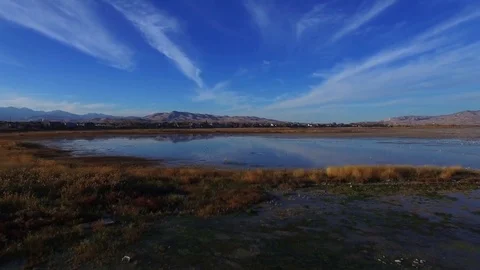 Utah Lake Marsh Low Pan Flyover With Mountains Vídeos de archivo 70864210