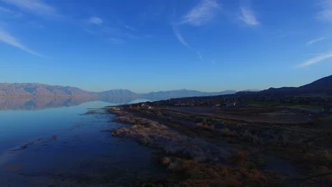 Utah Lake Marsh Pan with Mountain Sunset Reveal Vídeos de archivo 70865737