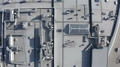 Utilities for building maintenance located on the roof Vídeos de archivo 112272753