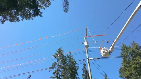 Utility line technician working on electrical transformer from bucket truck boom Vídeos de archivo 341968698