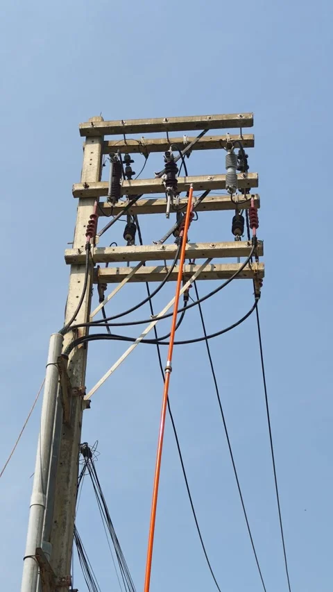 Utility lineman using hot stick to open drop out fuse on distribution power. Video stock 333391972