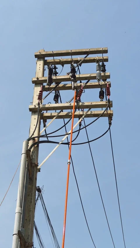 Utility lineman using hot stick to open drop out fuse on distribution power. Video stock 333392346