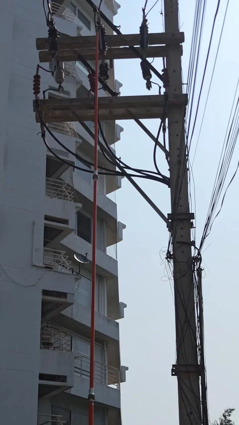 Utility lineman using hot stick to open drop out fuse on distribution power. Video stock 333392350