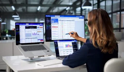Utility Manager Analyzes Billing Data On Laptop To Fix Service Outage Quickly Foto stock