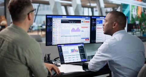 Utility Manager Analyzing Customer Billing Data On Laptop During Outage Resto Foto stock