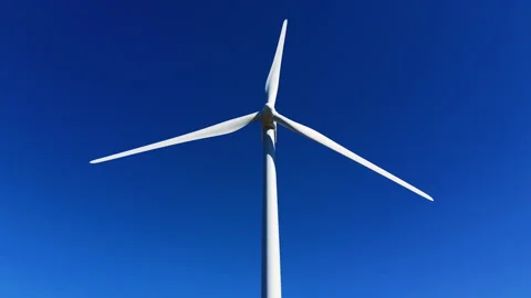 Utility scale wind turbine showing rotor, nacelle and blades in rotation Vidéo 332893847