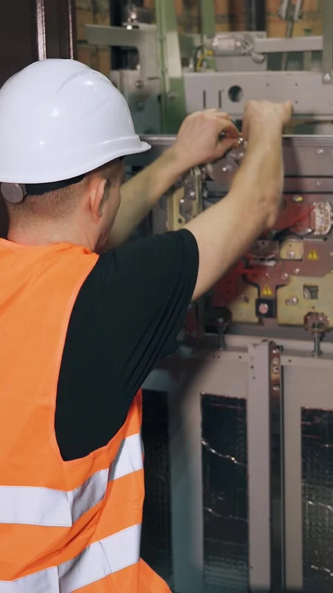 A utility service engineer replaces worn parts to ensure the safety of home Vídeos de archivo 300877790