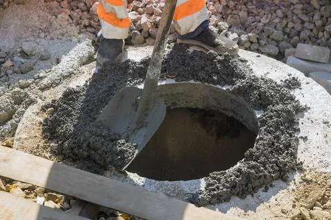 Utility worker construction pit for a septic tank the sewerage manhole sewage Foto stock
