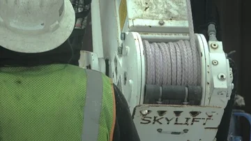 Utility worker opperating the auger boom.. Stockbeeldmateriaal 85675985