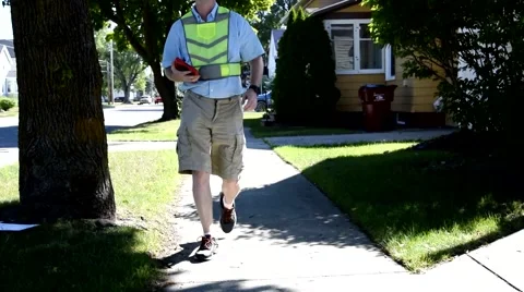 Utility Worker Utility maintenance repair searching house meter w Tablet 2 스톡 동영상 67322722