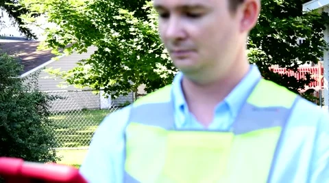 Utility Worker Utility maintenance repair searching house meter w Tablet 7.mp4 스톡 동영상 67322783