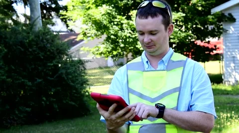 Utility Worker Utility maintenance repair searching house meter w Tablet 5 스톡 동영상 67322812