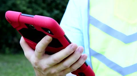 Utility Worker Utility maintenance repair searching house meter w Tablet 6 Vidéo 67322821