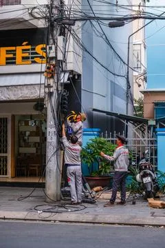 Utility Workers Maintaining Complex Overhead Fiber Optic Networks in Nha Tran Stock-Fotos