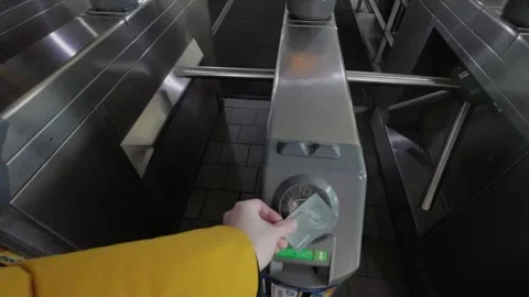 Utilizing a Transit Card at the Turnstiles in a Modern Train Station for Access Vidéo 291632527