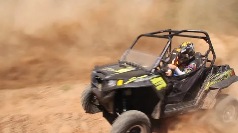 UTV's and ATV's Drifting a Berm 스톡 동영상 41932782