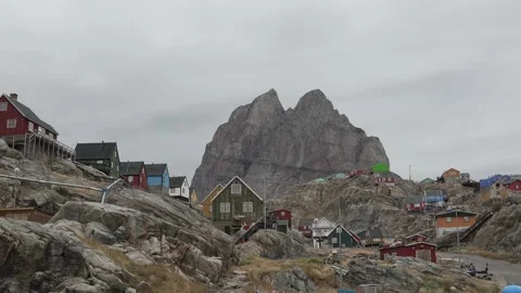 Uummannaq Town Beneath Dramatic Mountain in Greenland 库存影片 345605274