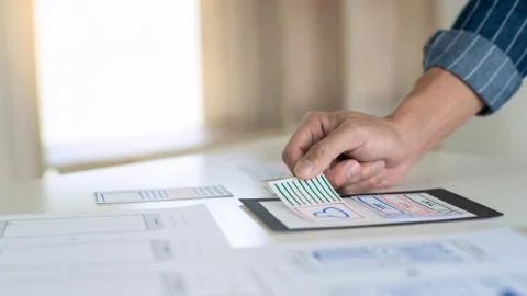 Ux designer creative planning application development near layouts of mobile Foto stock