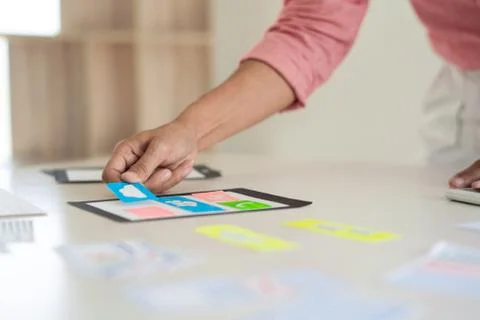 Ux designer creative planning application development near layouts of mobile Foto stock