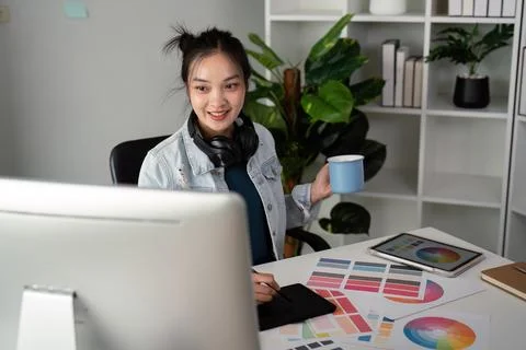 UX designer. Work on creative applications. Man with a palette in his hands 库存照片