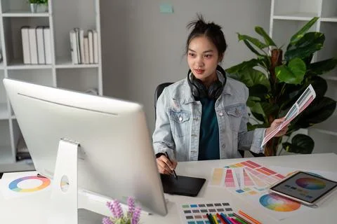UX designer. Work on creative applications. Man with a palette in his hands 库存照片