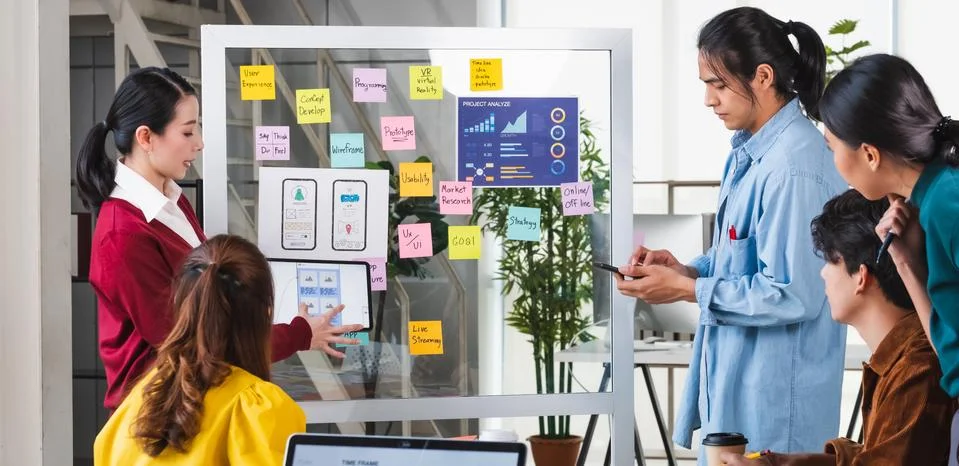 Ux developer and ui designer presenting  and testing mobile app interface des Stock Photos