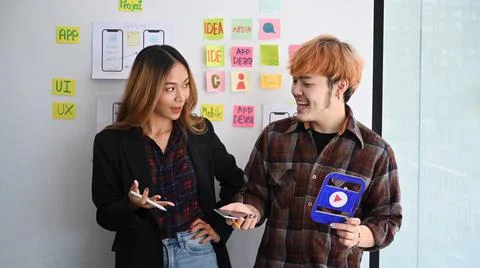 Ux developer and ui designer brainstorming and discussing mobile phone app 스톡 사진