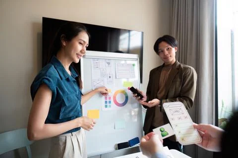 Ux developer and ui designer presenting mobile app interface design on Foto stock