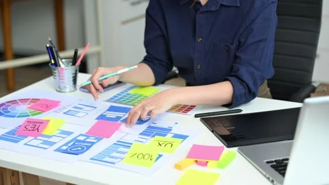 UX UI designer drawing app wireframe with pencil and color palette. Creativ.. Vídeo Stock 312438024