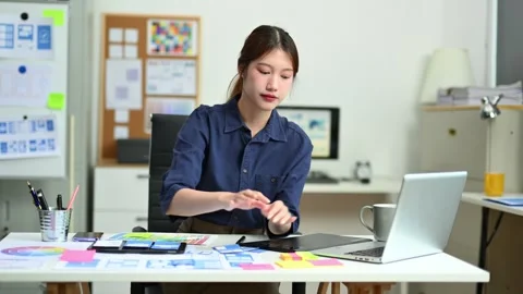 UX UI designer planning mobile layout with sticky notes in modern office. C.. Vídeo Stock 312437701