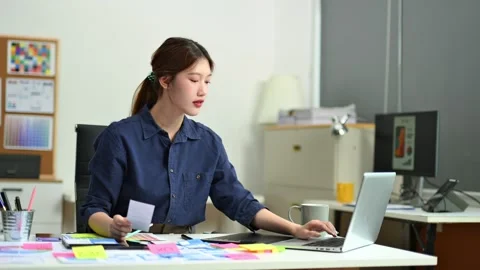 UX UI designer planning mobile layout with sticky notes in modern office. C.. Vídeos de archivo 312437721