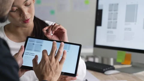 UX UI designer testing prototype on a tablet, discussing and brainstorming 库存影片 291551955
