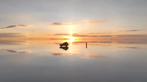 Uyuni Salt Flat Sunset with Person, Vehicle and Mirror Reflection Stock-Footage 343517413