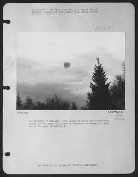 V-1 Explodes In Mid-Air - 2000 Pounds Of Death And Destruction Headed For ... Foto stock