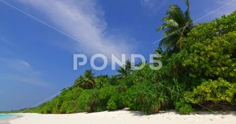 V07122 Maldives white sandy beach clouds on sunny tropical paradise island with Stock Photos