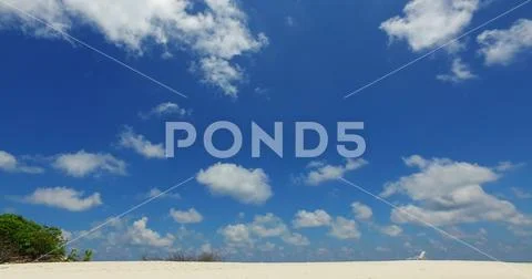 V07244 Maldives white sandy beach clouds on sunny tropical paradise island with Stock Photos