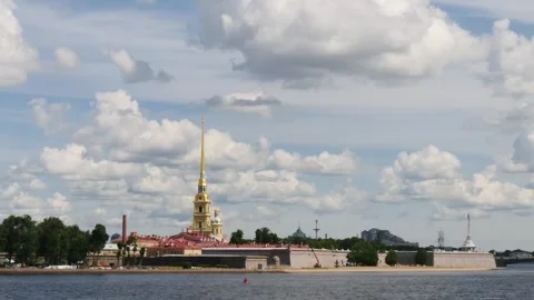 Va River and the Peter and Paul Fortress on a cloudy summer day. Vídeo Stock 341143425
