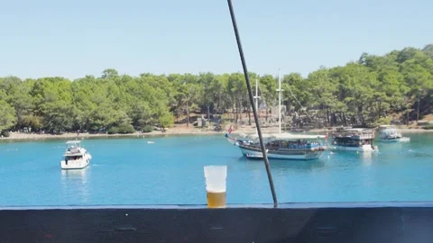 Vacation ambiance video, capturing the feeling of enjoying a refreshing drin Vídeos de archivo 320286285