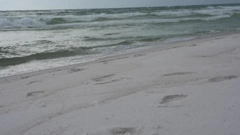 Vacation time concept: footprints on a white sand beach by the ocean 스톡 동영상 345689596