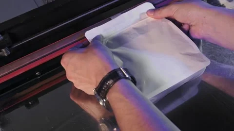 Vacuum Coffee packing - Nitrogen flushing sealing machine Stock Footage 159673793