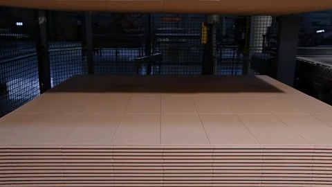 Vacuum gripper system for loading and deloading in a ceramic tile factory Видео 321369108