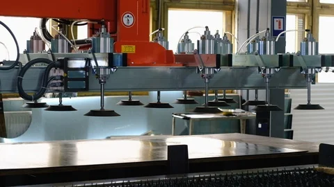 Vacuum suction cups immerse sheet of metal for laser cutting Vidéo 125016013