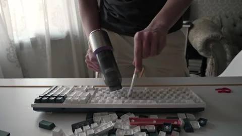 Vacuuming of keyboard keys Vidéo 336555604