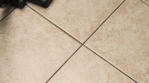 Vacuuming tiles Vídeos de archivo 33660893