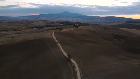 Val d'Orcia Gladiator Rolling Hills Aerial View in Tuscany Video stock 165333350