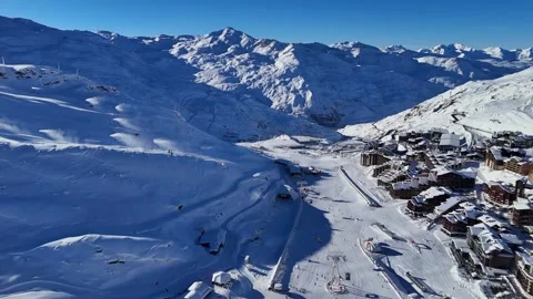 Val Thorens Alpine Ski Resort Wide Aerial Video Winter Snow 4K 動画素材 335828027