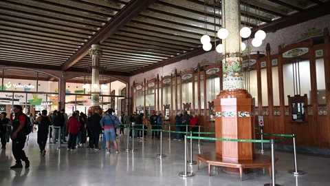 Valencia – April 9, 2025: Train station in the city of Valencia Vidéo 326363792